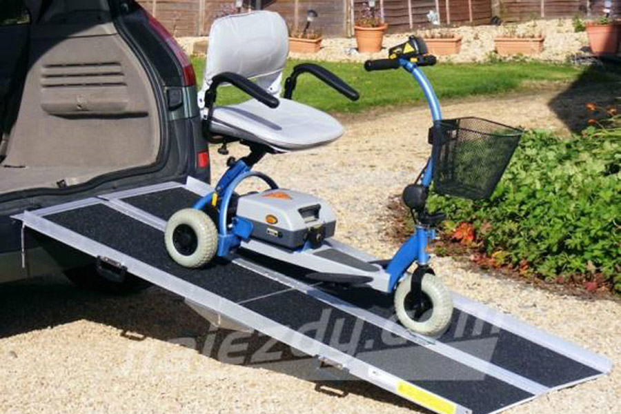 Třikrát složitelné přenosné nájezdy pro invalidní vozíky (2022)